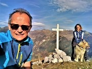 47 Alla croce di vetta del Pizzo Badile (2044 m) vista spettacolare